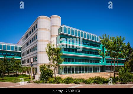 Irvine CA USA - 10 agosto 2017: Il McGaugh Building, noto anche come "città di smeraldo", è dedicato a diverse scienze come biochimica, neurobiologia, e. Foto Stock