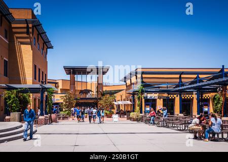 Irvine CA USA - 10 agosto 2017: Studenti che si riuniscono fuori dall'Anthill Pub & Grill nel campus dell'Università della California a Irvine (UCI.) Foto Stock