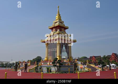 Vista del padiglione cerimoniale appositamente costruito per custodire la reliquia dei denti del Buddha in prestito dalla Cina, a Sanam Luang a Bangkok Foto Stock