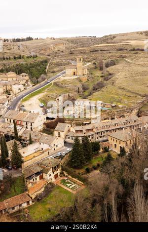Vista dell'Iglesia de la vera Cruz, una chiesa templare del XIII secolo, vista dall'Alcazar di Segovia, in Spagna. Foto Stock