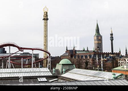 Giardini di Tivoli e Municipio di Copenaghen visti dal tetto del NY Carlsberg Glyptotek Foto Stock