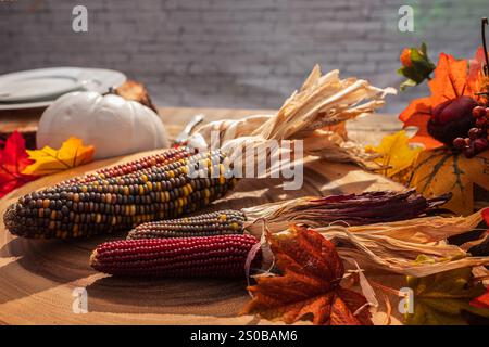 Happy Thanksgiving Cornucopia table setting centrotavola decorata con foglie autunnali, mais e zucca. Copia spazio. Foto Stock
