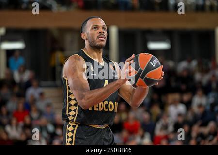 Monaco, Monaco. 26 dicembre 2024. Jaron Blossomgame, giocatore n. 4 del Principato di Monaco, è in azione durante la partita di Eurolega tra AS Monaco e Anadolu Efes Istanbul nella Gaston Medecin Hall a Monaco il 26 dicembre 2024, foto di Laurent Coust/ABACAPRESS;COM credito: Abaca Press/Alamy Live News Foto Stock