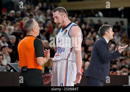 Monaco, Monaco. 26 dicembre 2024. Il giocatore #11 di Istanbul Rolands Smits reagisce con l'arbitro durante la partita di Eurolega tra AS Monaco e Anadolu Efes Istanbul nella Gaston Medecin Hall a Monaco il 26 dicembre 2024, foto di Laurent Coust/ABACAPRESS;COM credito: Abaca Press/Alamy Live News Foto Stock