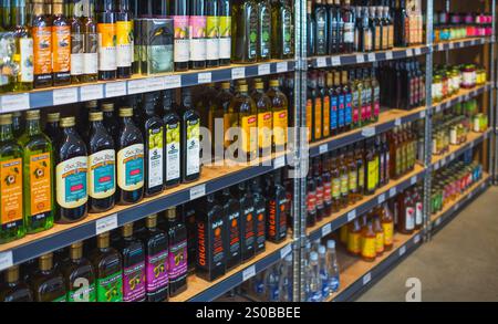 Diversi tipi e marche di olio d'oliva e altri tipi di olio da cucina in vendita sugli scaffali dei supermercati in Canada, Columbia Britannica. Ottobre 10,2024 Foto Stock