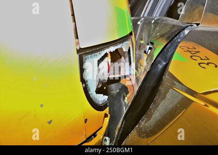 Stadtbahnunfall, U-Haltestelle Mittnachtstraße Nordbahnhofstraße 74, Stoccarda, SUV gegen Stadtbahn 26.12.2024: Pressemitteilung des Polizeipräsidiums Stuttgart: Polizeipräsidium Stuttgart POL-S: PKW contra Stadtbahn Stuttgart-Nord ots Ein Schaden von zirka 100,000 Euro ist die Bilanz eines Verkehrsunfalls, der sich am Donbahnunfall, Nordbahnunnet 26.12.2024 Bereftbahnunnet et et et et et et et et et et et et et et et et et et-Varnbülerstraße. Ein 57-jähriger Lenker eines Pkw Range Rover befuhr gegen 18,55 Uhr die Nordbahnhofstraße von der Steinbeisstraße kommend in Richtung Mittnachtstraße, als er nach links i Foto Stock