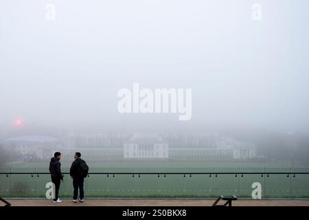 Il clima è perfetto a Greenwich Park a Londra. Nei prossimi giorni il Regno Unito avrà un clima mite e scivoloso, con all'orizzonte una vigilia di Capodanno "umida e piuttosto ventosa", ha detto il Met Office. Data foto: Venerdì 27 dicembre 2024. Foto Stock