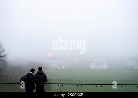 Il clima è perfetto a Greenwich Park a Londra. Nei prossimi giorni il Regno Unito avrà un clima mite e scivoloso, con all'orizzonte una vigilia di Capodanno "umida e piuttosto ventosa", ha detto il Met Office. Data foto: Venerdì 27 dicembre 2024. Foto Stock