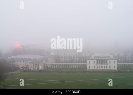 Il clima è perfetto a Greenwich Park a Londra. Nei prossimi giorni il Regno Unito avrà un clima mite e scivoloso, con all'orizzonte una vigilia di Capodanno "umida e piuttosto ventosa", ha detto il Met Office. Data foto: Venerdì 27 dicembre 2024. Foto Stock