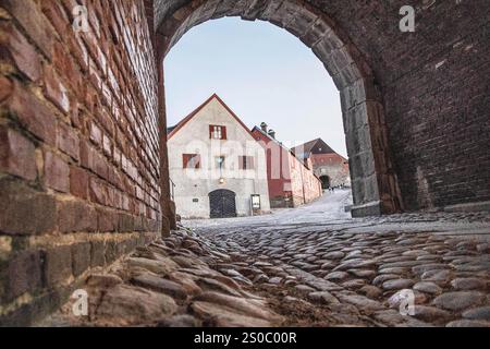 Varberg, Svezia. 1 agosto 2024. Sentiero acciottolato e uscita ad arco visibili nella fortezza di Varberg. (Credit Image: © Kristian Tuxen Ladegaard Berg/SOPA Images via ZUMA Press Wire) SOLO PER USO EDITORIALE! Non per USO commerciale! Foto Stock