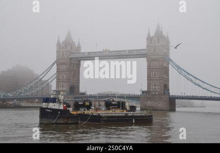 Londra, Inghilterra, Regno Unito. 27 dicembre 2024. Una vista del Tower Bridge mentre la nebbia scende sulla capitale. (Credit Image: © Vuk Valcic/ZUMA Press Wire) SOLO PER USO EDITORIALE! Non per USO commerciale! Foto Stock