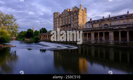 Bath, Regno Unito - 11 giugno 2024: Empire Hotel e Pulteney Weir, Bath Foto Stock