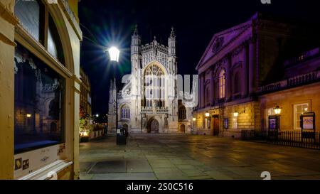 Bath, Regno Unito - 11 giugno 2024: Vista notturna dell'abbazia di Bath Foto Stock