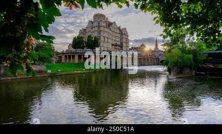 Bath, Regno Unito - 11 giugno 2024: Empire Hotel e Pulteney Weir, Bath Foto Stock