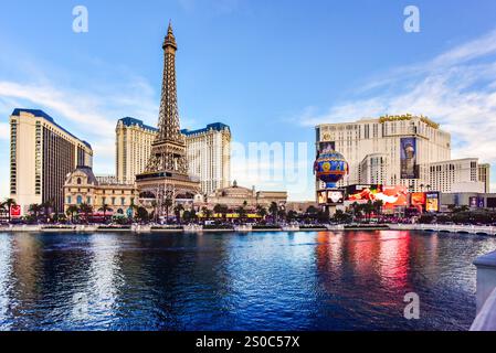 Paris and Planet Hollywood Resort and Casino visto dall'altra parte di Las Vegas Boulavard Foto Stock