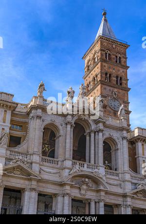 Basilica di Santa Maria maggiore a Roma, Italia: Scorcio della facciata principale con la Loggia delle Benedizioni e il campanile in mattoni romanici. Foto Stock