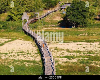 Vista aerea del ponte di bambù e del tempio buddista nel nord della Thailandia vicino a Mae Hong Son Foto Stock