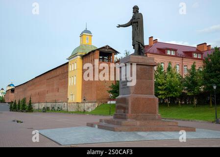 SMOLENSK, RUSSIA - 12 LUGLIO 2024: Monumento al Gran Principe Vladimir sull'argine della città. Smolensk, Russia Foto Stock
