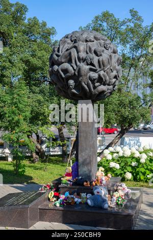 SMOLENSK, RUSSIA - 12 LUGLIO 2024: Monumento "fiore bruciato" dedicato ai bambini, prigionieri dei campi di concentramento. Smolensk, Russia Foto Stock