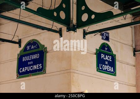 Le indicazioni stradali indicano Boulevard des Capucines e Place de l'Opera a Parigi in una giornata limpida Foto Stock