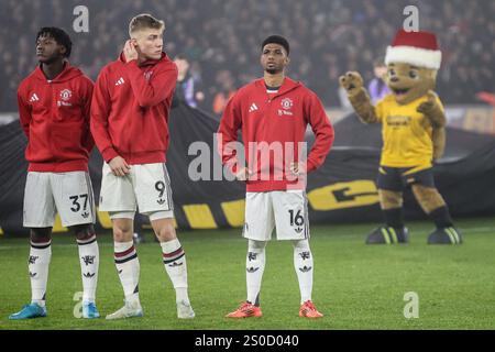 Wolverhampton, Regno Unito. 26 dicembre 2024. Wolverhampton, Inghilterra, 26 dicembre 2024: I giocatori del Manchester United si schierano prima della partita di calcio di Premier League tra Wolverhampton Wanderers e Manchester United allo stadio Molineux di Wolverhampton, Inghilterra (Natalie Mincher/SPP) crediti: SPP Sport Press Photo. /Alamy Live News Foto Stock