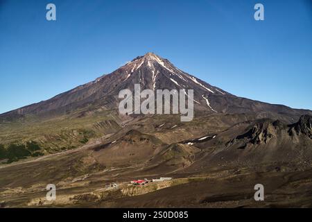 Vulcano Koryaksky. Il maestoso e stupefacente vulcano si trova sotto un chiaro e brillante cielo blu Foto Stock