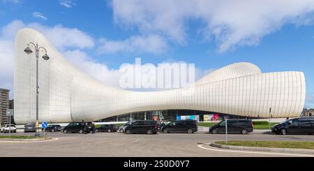 Baku, Azerbaigian - 7 maggio 2024: Il centro Heydar Aliyev, una meraviglia architettonica progettata da Zaha Hadid, si erge alto contro un cielo ceruleo. Le sue forme fluide incarnano i principi del design contemporaneo Foto Stock