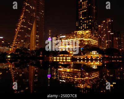 Colombo, Sri Lanka. 12 dicembre 2024. Questa foto scattata con un telefono cellulare mostra una vista notturna accanto al lago Beira a Colombo, Sri Lanka, 12 dicembre 2024. Crediti: Chen Dongshu/Xinhua/Alamy Live News Foto Stock