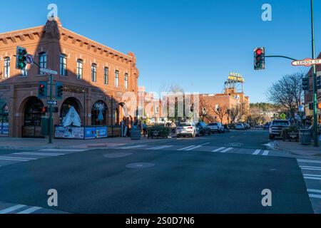 Central Flagstaff, Arizona, USA, angolo tra Aspen Avenue e Leroux Street verso Heritage Square. In prima serata, cielo azzurro Foto Stock