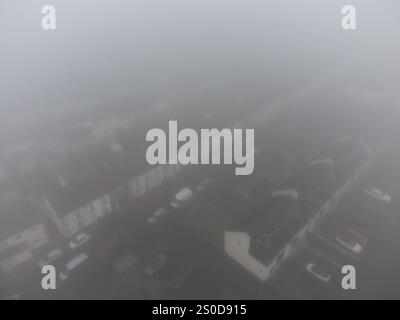 Merthyr Tydfil, Galles del Sud, Regno Unito. 27 dicembre 2024. Meteo nel Regno Unito: Foto aerea di una fitta nebbia al Merthyr Tydfil questo pomeriggio. Crediti: Andrew Bartlett/Alamy Live News Foto Stock