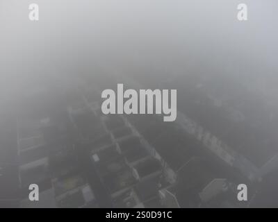 Merthyr Tydfil, Galles del Sud, Regno Unito. 27 dicembre 2024. Meteo nel Regno Unito: Foto aerea di una fitta nebbia al Merthyr Tydfil questo pomeriggio. Crediti: Andrew Bartlett/Alamy Live News Foto Stock