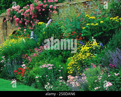 Ben piantati fowers in un confine murato di avCounrty House Foto Stock