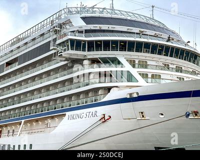 Akureyri, Islanda - 24 agosto 2024: Nave da crociera di lusso Viking Star ormeggiata nel porto di Akureyri, che si trova alla base del fiordo di Eyjafjörður in no Foto Stock