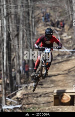 Tennessee National Mountain Bike Festival 2024 Downhill Event al WindRock Bike Park di Oliver Springs, Tennessee, Stati Uniti. Foto Stock