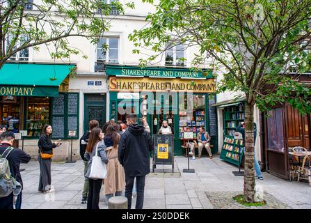 Persone fuori dalla libreria Shakespeare and Company in Rue de la Bucherie a Parigi, Francia Foto Stock