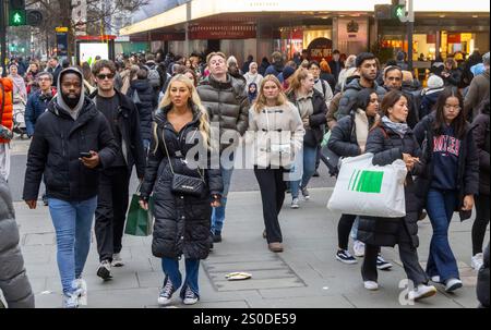 Londra, Regno Unito. 27 dicembre 2024. Gli acquirenti di Oxford Street che godono delle vendite natalizie credito: Karl Black/Alamy Live News Foto Stock