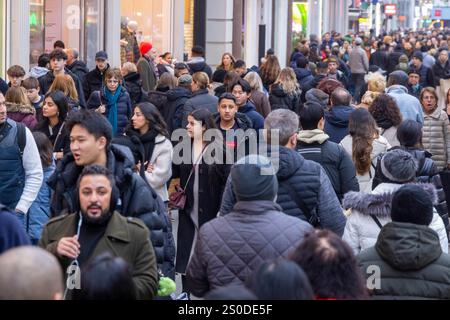 Londra, Regno Unito. 27 dicembre 2024. Gli acquirenti di Oxford Street che godono delle vendite natalizie credito: Karl Black/Alamy Live News Foto Stock