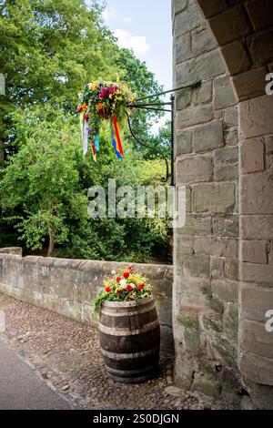 Vista di uno dei cancelli d'ingresso al castello di Warwick, Warwickshire Inghilterra, Regno Unito. Foto Stock