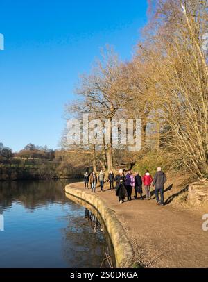 People walking around around Roundhay Park Lake on Boxing Day , 25 dicembre 2025, Leeds, Yorkshire, Inghilterra, REGNO UNITO Foto Stock