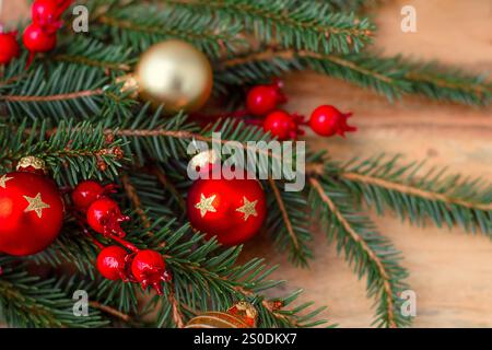Sfondo di Capodanno realizzato in legno con un ramo di albero di Natale e incorniciato dalle baule di Capodanno. Foto di alta qualità Foto Stock