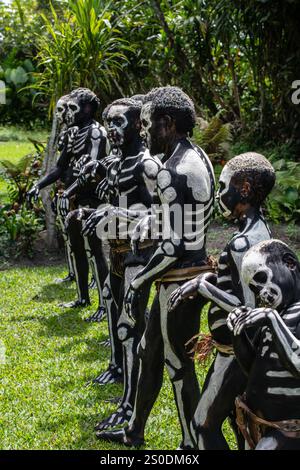 Gli Skeleton Men della tribù Omo Bugamo della Papua nuova Guinea dipingono i loro corpi con vernice bianca e nera che emula lo scheletro umano, Chimbu Prov Foto Stock