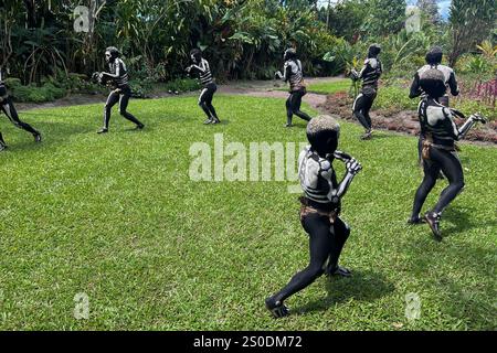 Gli Skeleton Men della tribù Omo Bugamo della Papua nuova Guinea dipingono i loro corpi con vernice bianca e nera che emula lo scheletro umano, Chimbu Prov Foto Stock