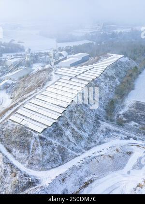 Edifici industriali e colline innevate viste dall'alto, Nagold, Foresta Nera, Germania, Europa Foto Stock