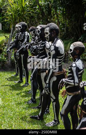 Gli Skeleton Men della tribù Omo Bugamo della Papua nuova Guinea dipingono i loro corpi con vernice bianca e nera che emula lo scheletro umano, Chimbu Prov Foto Stock