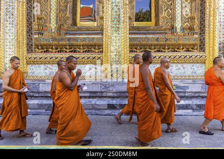 Tempio Wat Phra Kaeo, palazzo reale. Cappella reale con monaci buddisti e novizi. Bangkok, Thailandia, Asia Foto Stock