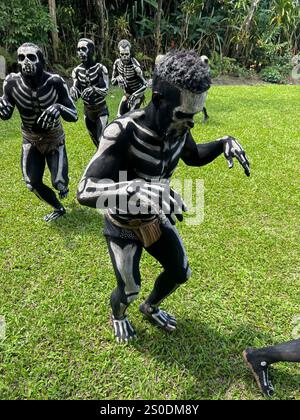 Gli Skeleton Men della tribù Omo Bugamo della Papua nuova Guinea dipingono i loro corpi con vernice bianca e nera che emula lo scheletro umano, Chimbu Prov Foto Stock