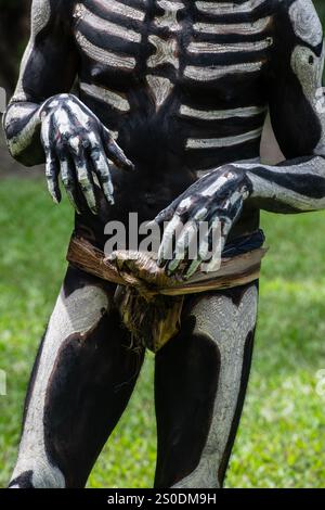 Gli Skeleton Men della tribù Omo Bugamo della Papua nuova Guinea dipingono i loro corpi con vernice bianca e nera che emula lo scheletro umano, Chimbu Prov Foto Stock