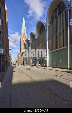 Architettura moderna con il negozio Peek & Cloppenburg, negozio di moda, chiesa di St. Marien zu Luebeck, via Schuesselbuden, città anseatica di Lubecca, in Foto Stock