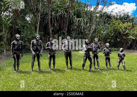 Gli Skeleton Men della tribù Omo Bugamo della Papua nuova Guinea dipingono i loro corpi con vernice bianca e nera che emula lo scheletro umano, Chimbu Prov Foto Stock