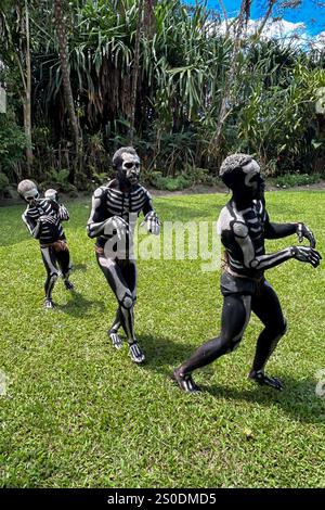 Gli Skeleton Men della tribù Omo Bugamo della Papua nuova Guinea dipingono i loro corpi con vernice bianca e nera che emula lo scheletro umano, Chimbu Prov Foto Stock